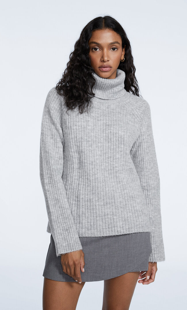 

Stradivarius Sweter Z Prążkowanej Dzianiny Z Golfem Popielaty M