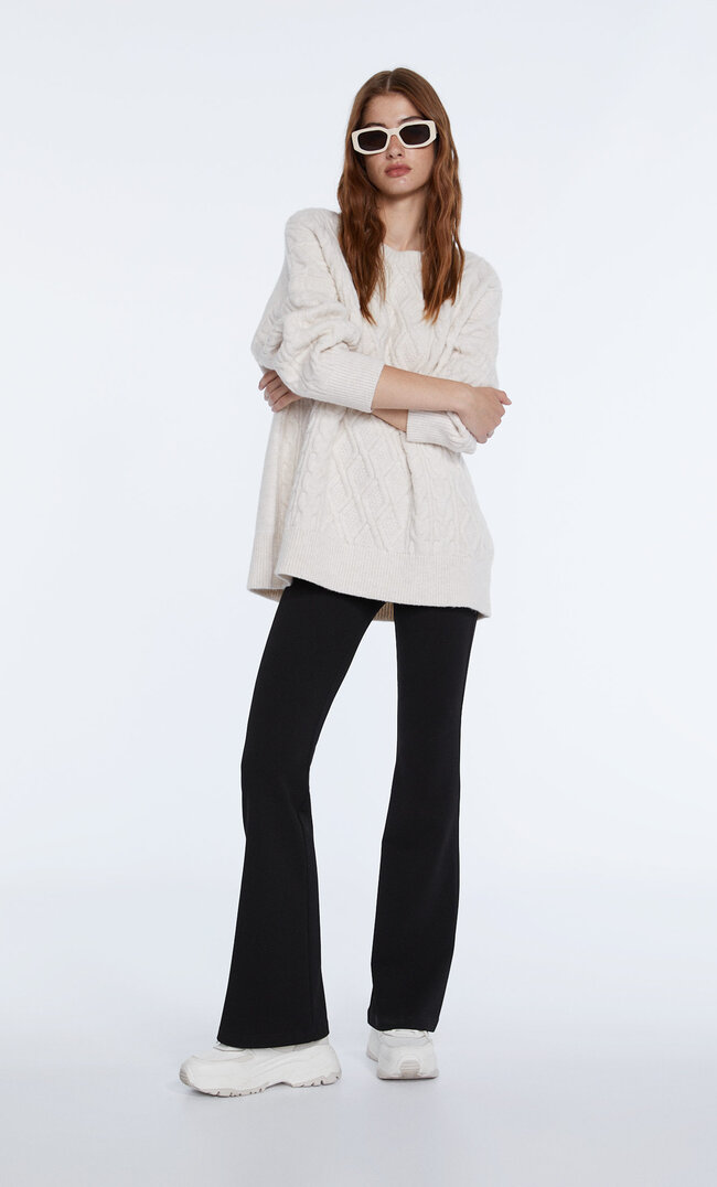 

Stradivarius Sweter Oversize Ze Splotem Warkoczowym Ecru S