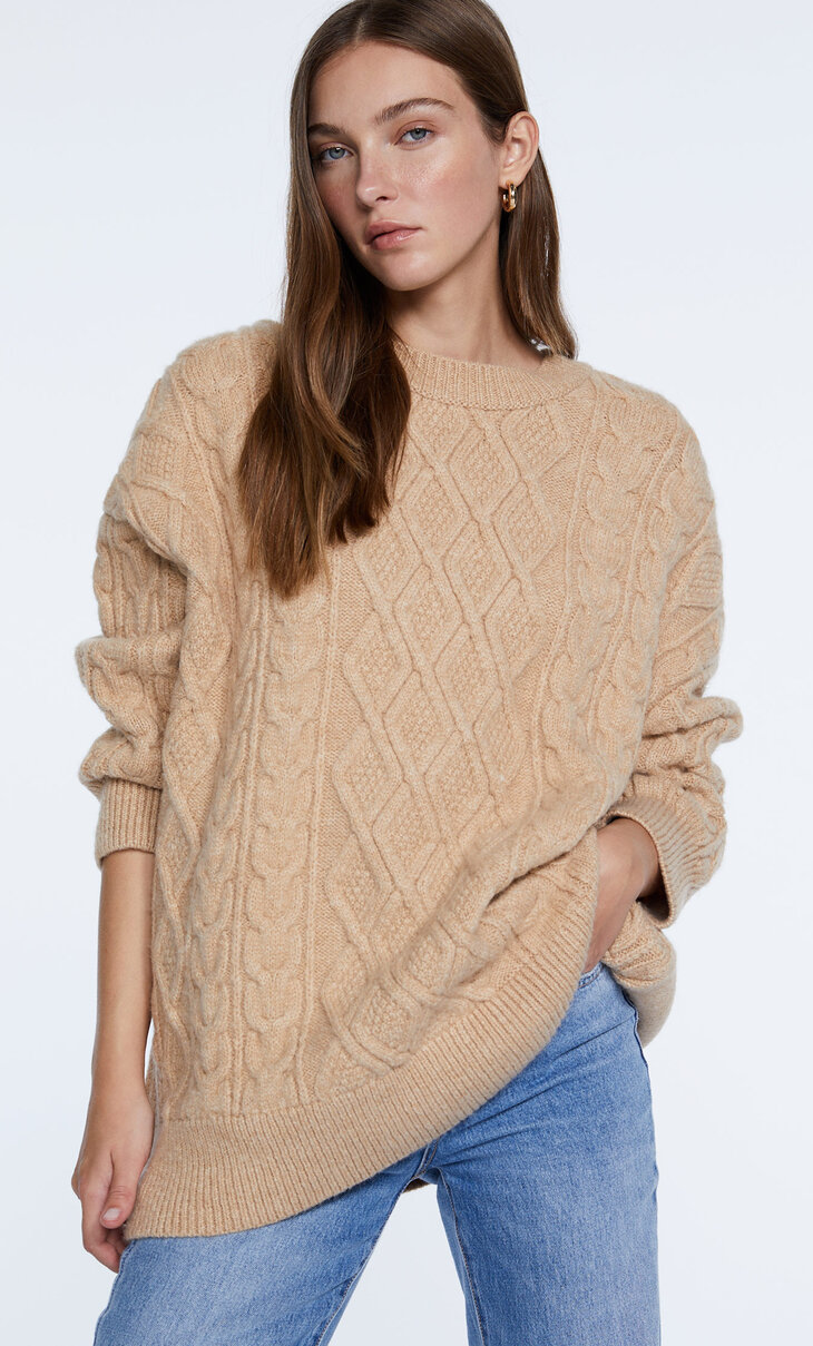 Oversize sveter so zapletaným vzorom