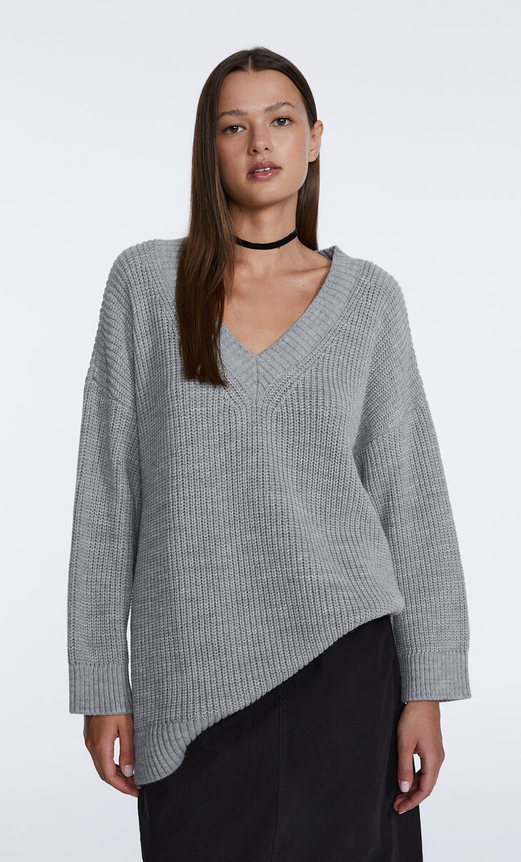 Ohlapen pleten pulover z v-izrezom
