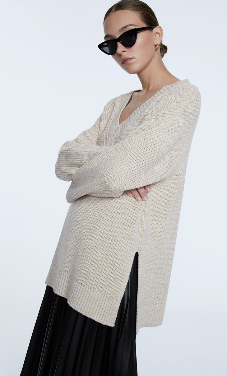 Predimenzionirani pleteni pulover s V-izrezom
