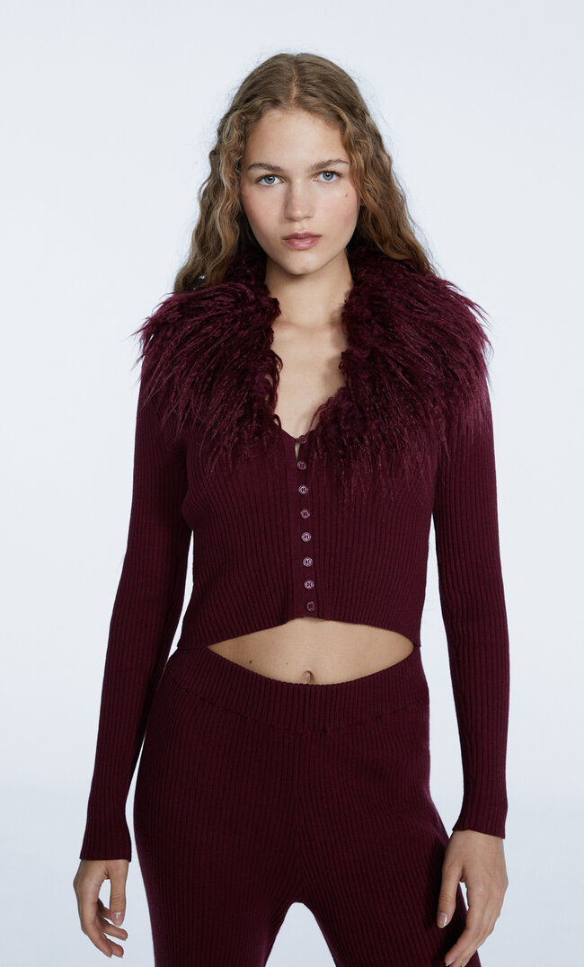

Stradivarius Strickjacke Aus Kunstfell Granatrot L