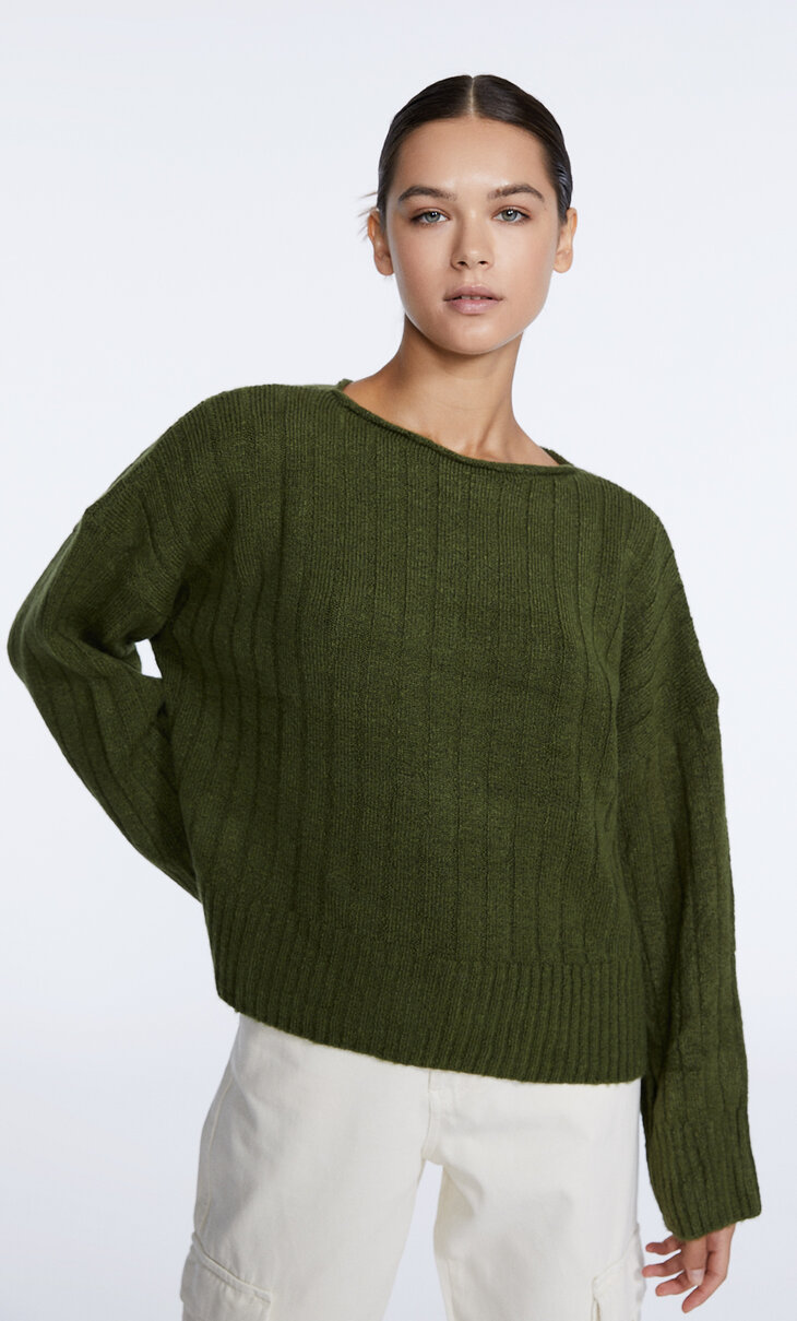 Skrajšan rebrasto pleten pulover