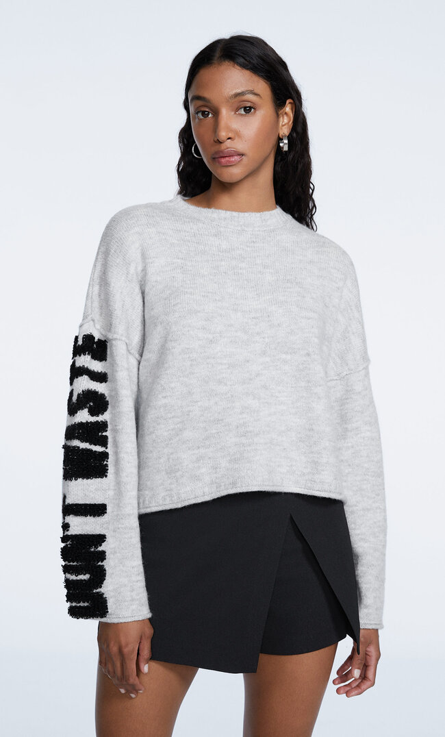 Stradivarius Sweter Z Dzianiny Z Napisem Popielaty S
