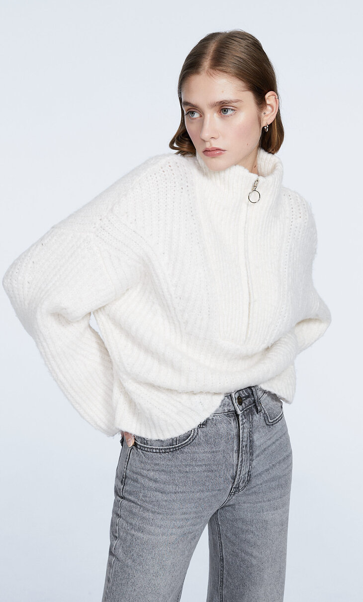 Thick knit sweater with zip