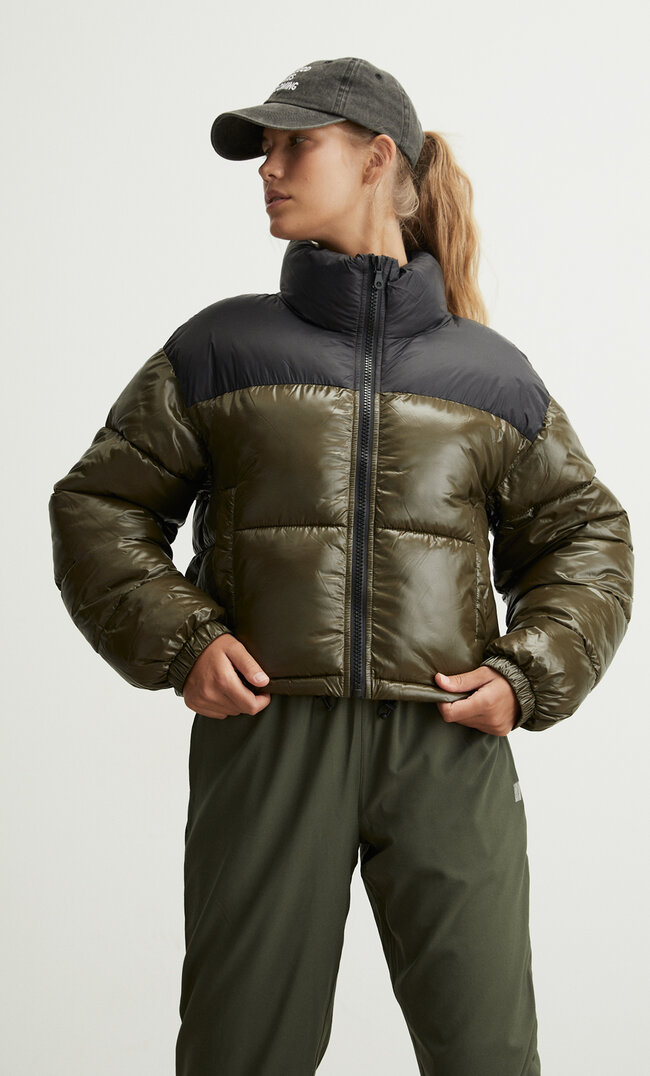 

Stradivarius Krótka Kurtka Pikowana Z Kolntrastowymi Panelami Khaki Xs