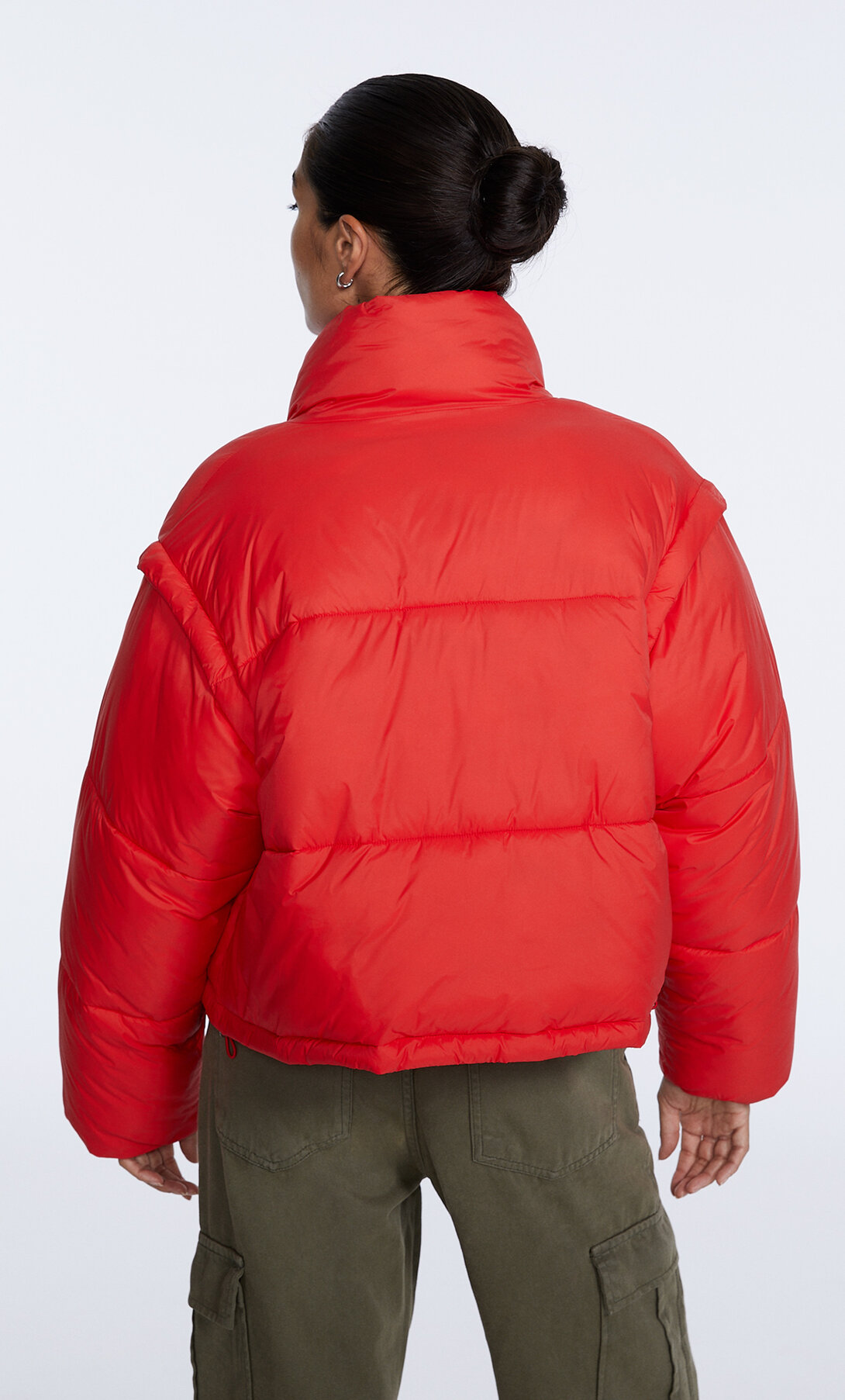 Puffer jacket with detachable sleeves 