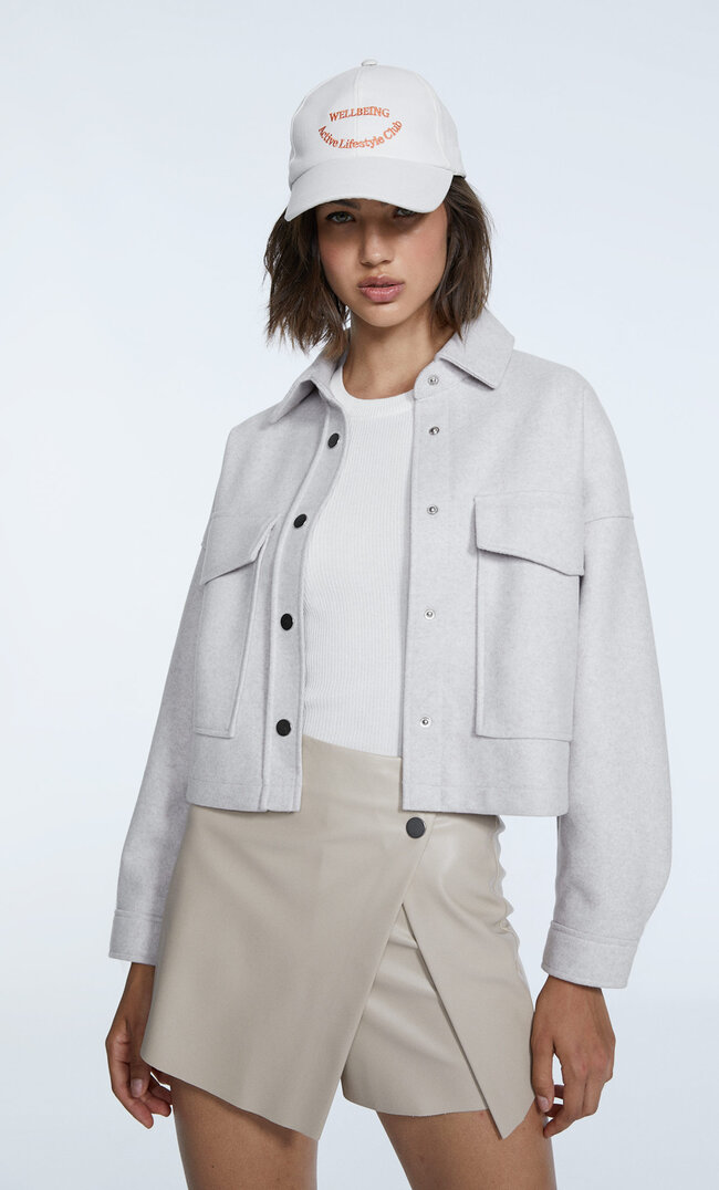 

Stradivarius Cropped Hemdjacke Mit Aufgerautem Strickmuster Ecru Xs