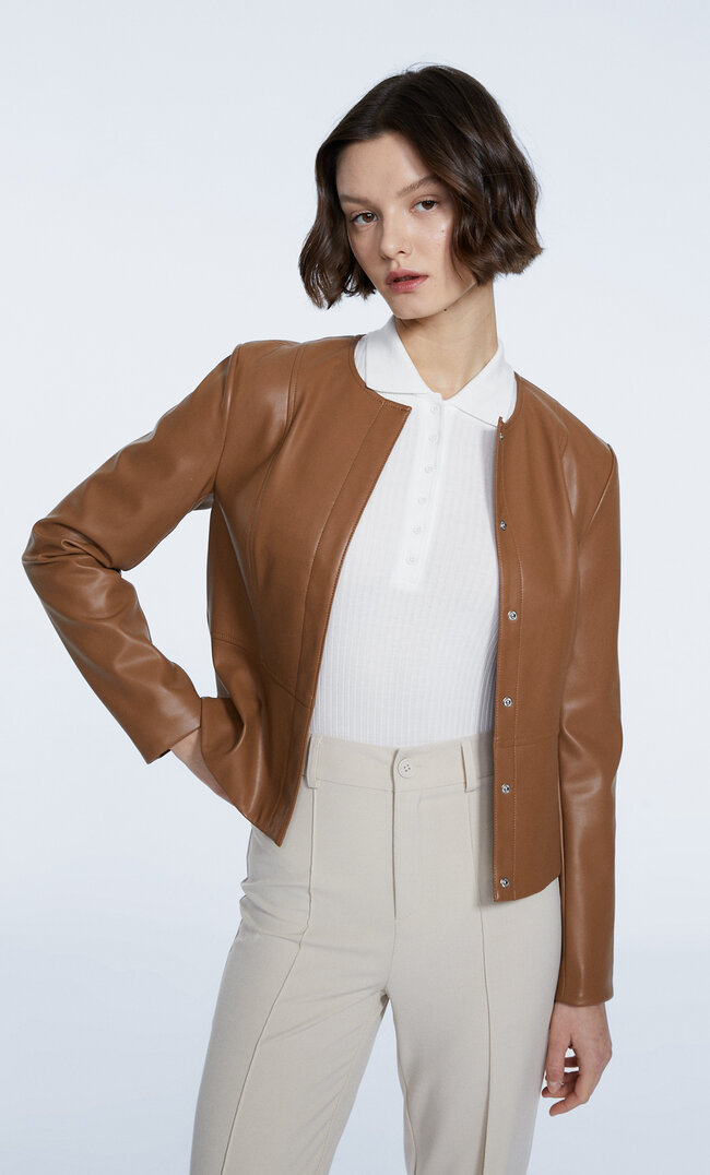 

Stradivarius Figurbetonte Kunstlederjacke Mit Rundhalskragen Karamell Xs