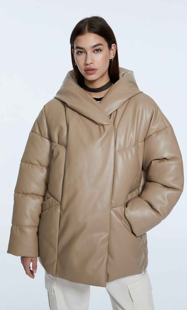 Predimenzionirana prošivena jakna od umjetne kože s kapuljačom