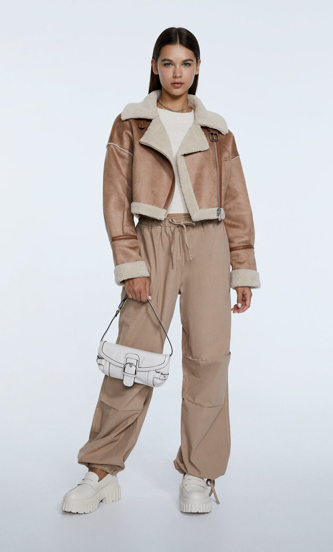 

Stradivarius Kurze Doubleface-Bikerjacke Steingrau L