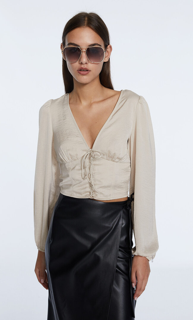 

Stradivarius Bluse Aus Satin Mit V-Ausschnitt Und Schnürung Steingrau Xs
