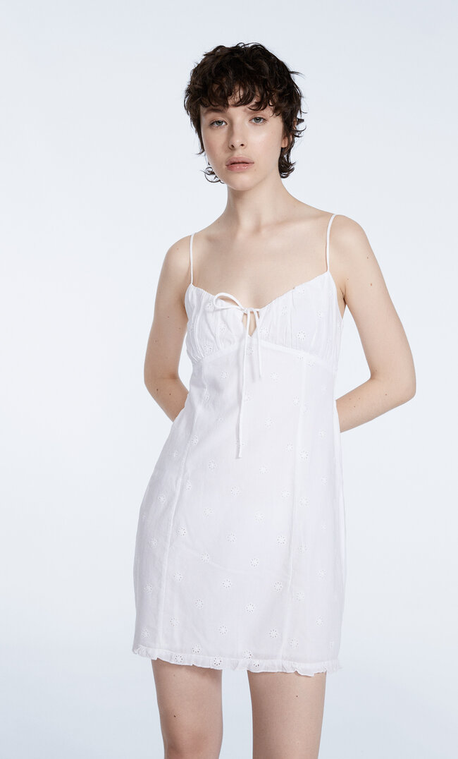 

Stradivarius Kurzes Trägerkleid Mit Blumenstickerei Weiß S