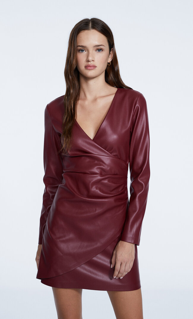 Stradivarius Kurzes Kleid Aus Kunstleder Mit Drapierung Granatrot S