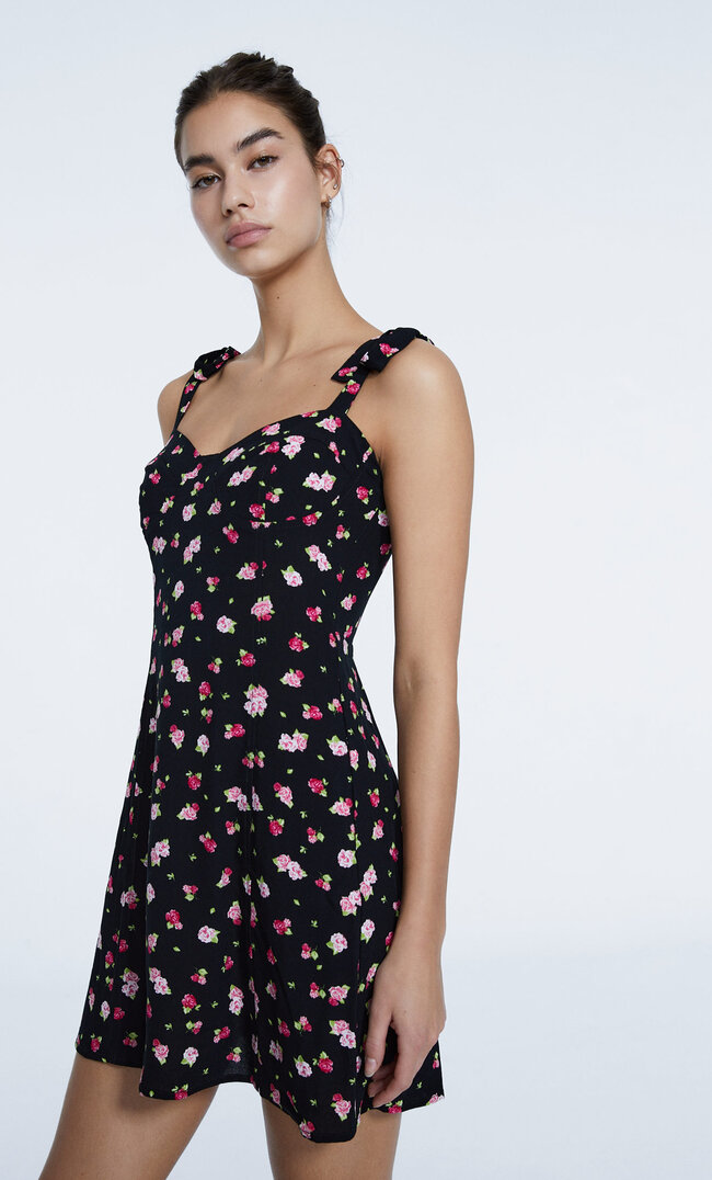 

Stradivarius Krótka Luźna Sukienka W Kwiaty Czarny Xs
