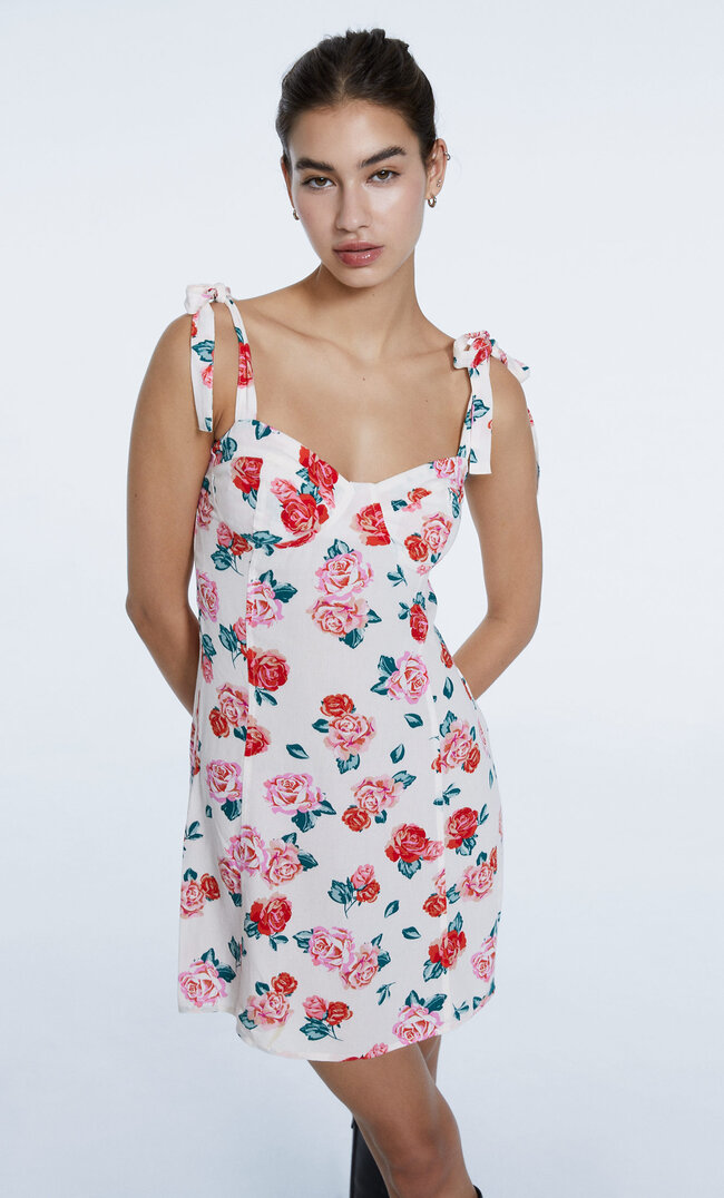 

Stradivarius Krótka Luźna Sukienka W Kwiaty Ecru S