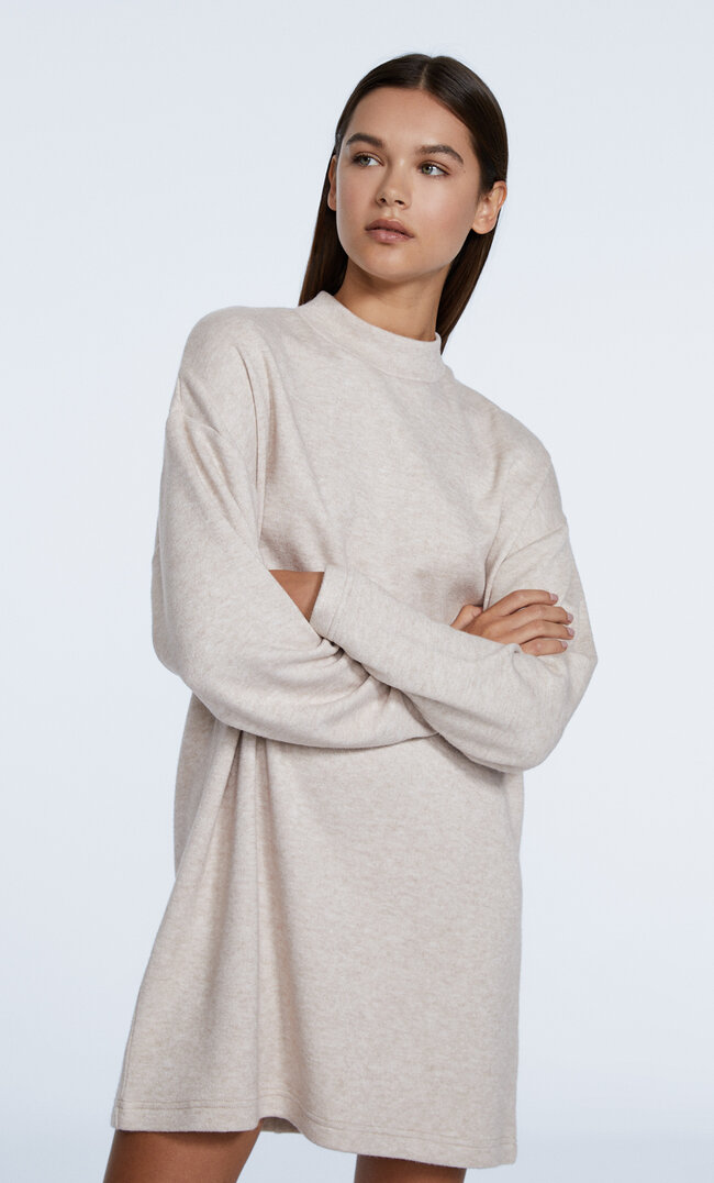 

Stradivarius Kurzes, Aufgerautes Kleid Steingrau L