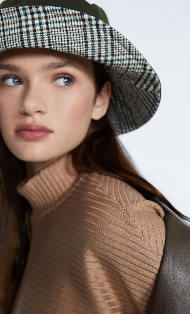 

Stradivarius Krótka Mechata Bluzka Basic Z Prążkowanego Materiału Beżowy M