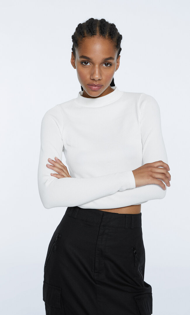 

Stradivarius Nahtloses Shirt Mit Geripptem Stehkragen Ecru S