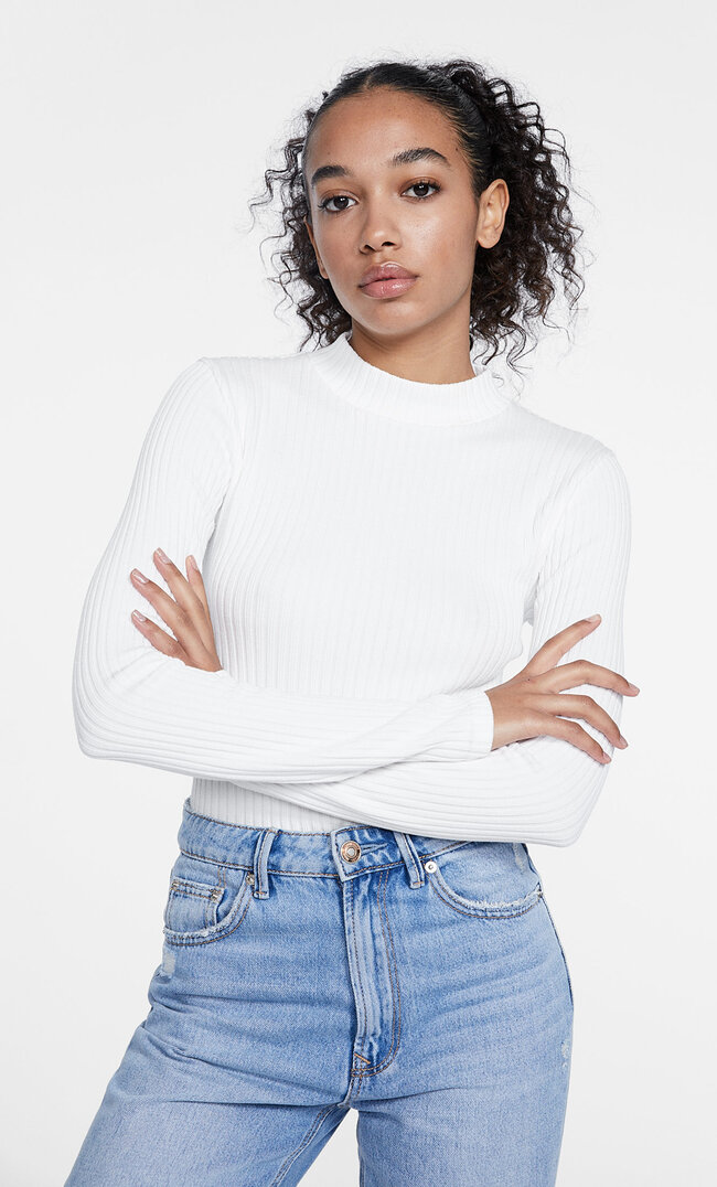 

Stradivarius Nahtloses Shirt Mit Geripptem Stehkragen Und Strukturmuster Ecru M