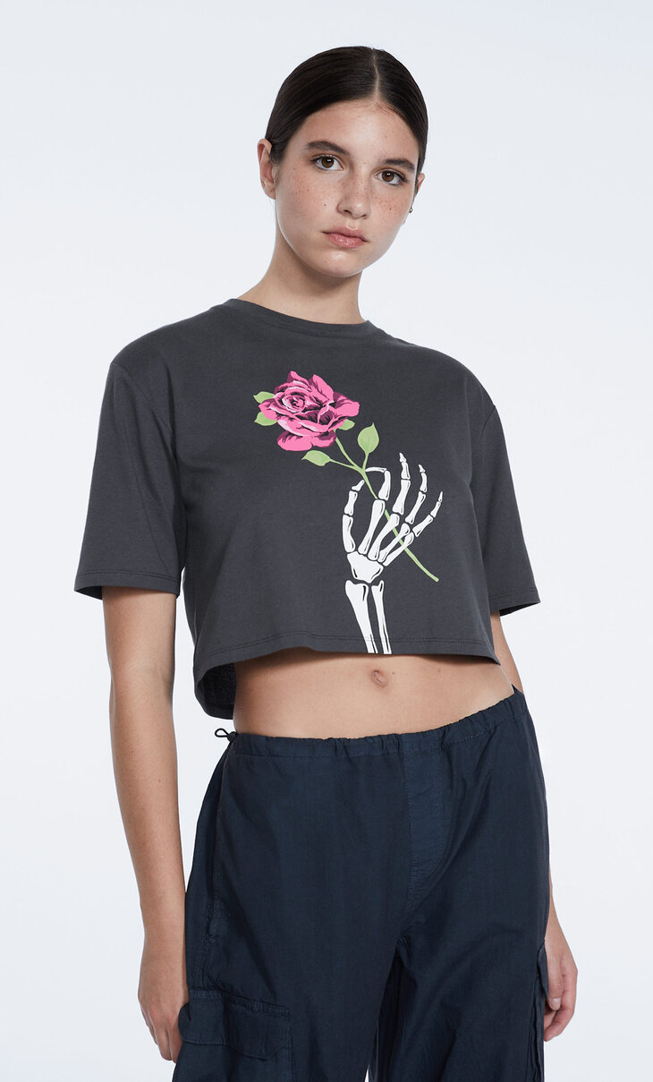 Camiseta crop mano flor