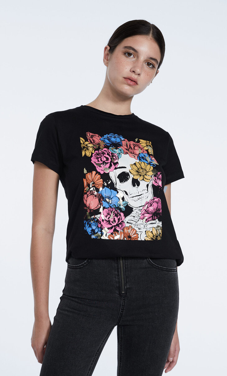 Camiseta calaveras y flores