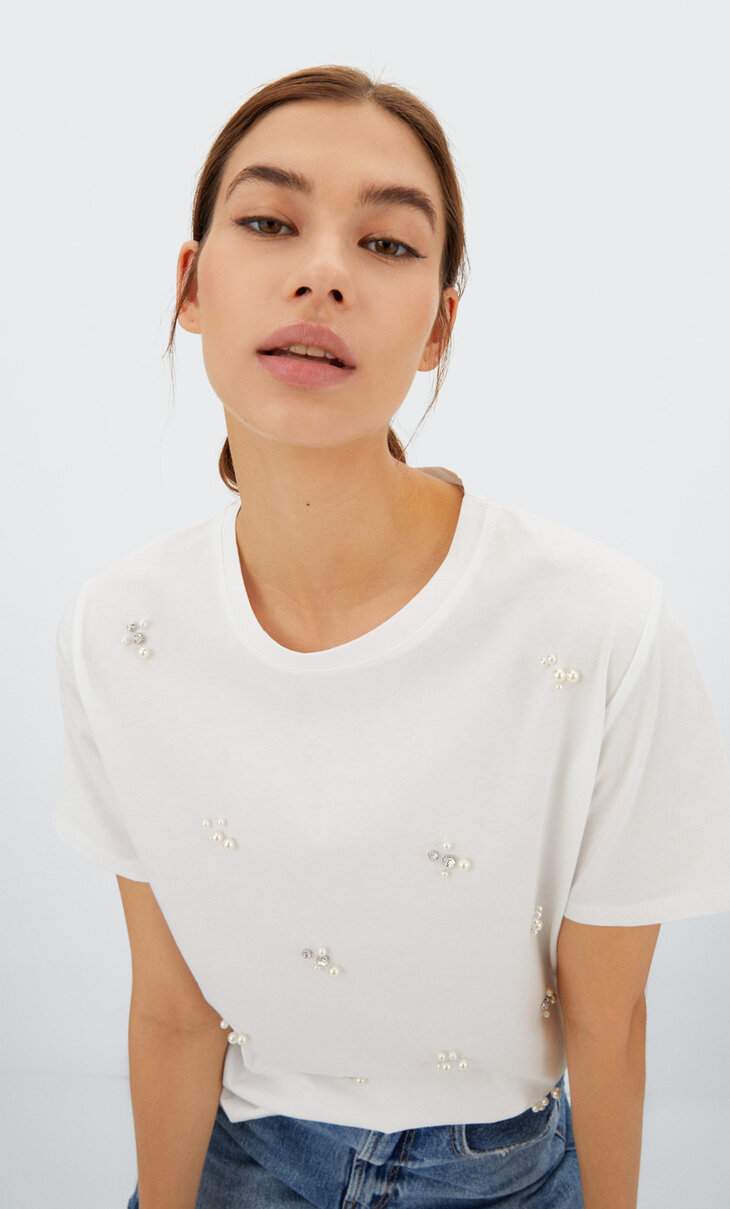 Smykkebesat T-shirt med kunstige perler