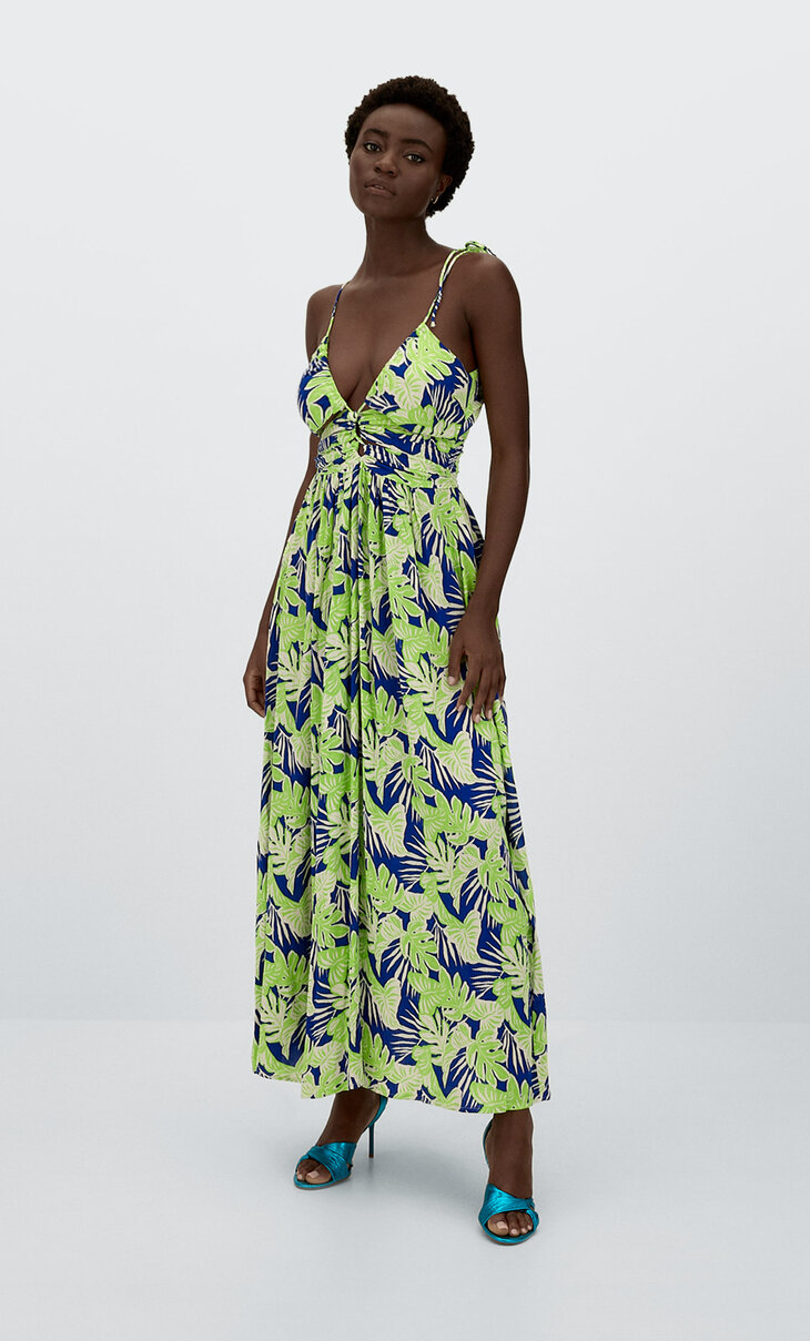 Sırtı kruvaze detaylı tropikal desenli elbise