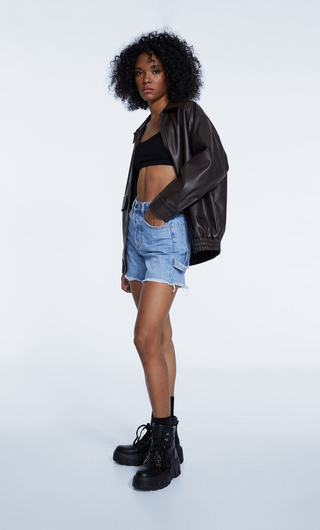 

Stradivarius Bermudy Carpenter Denimowy Średni Light Blue 36
