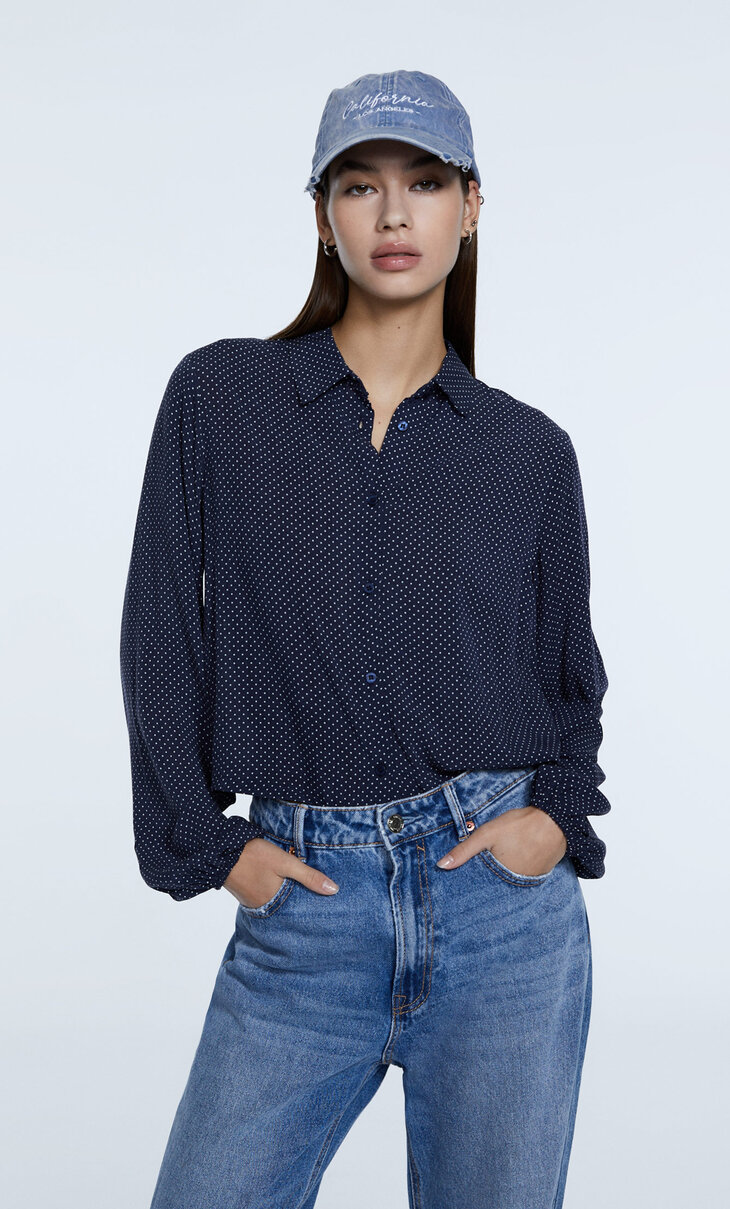 Loose-fitting shirt with polka dots