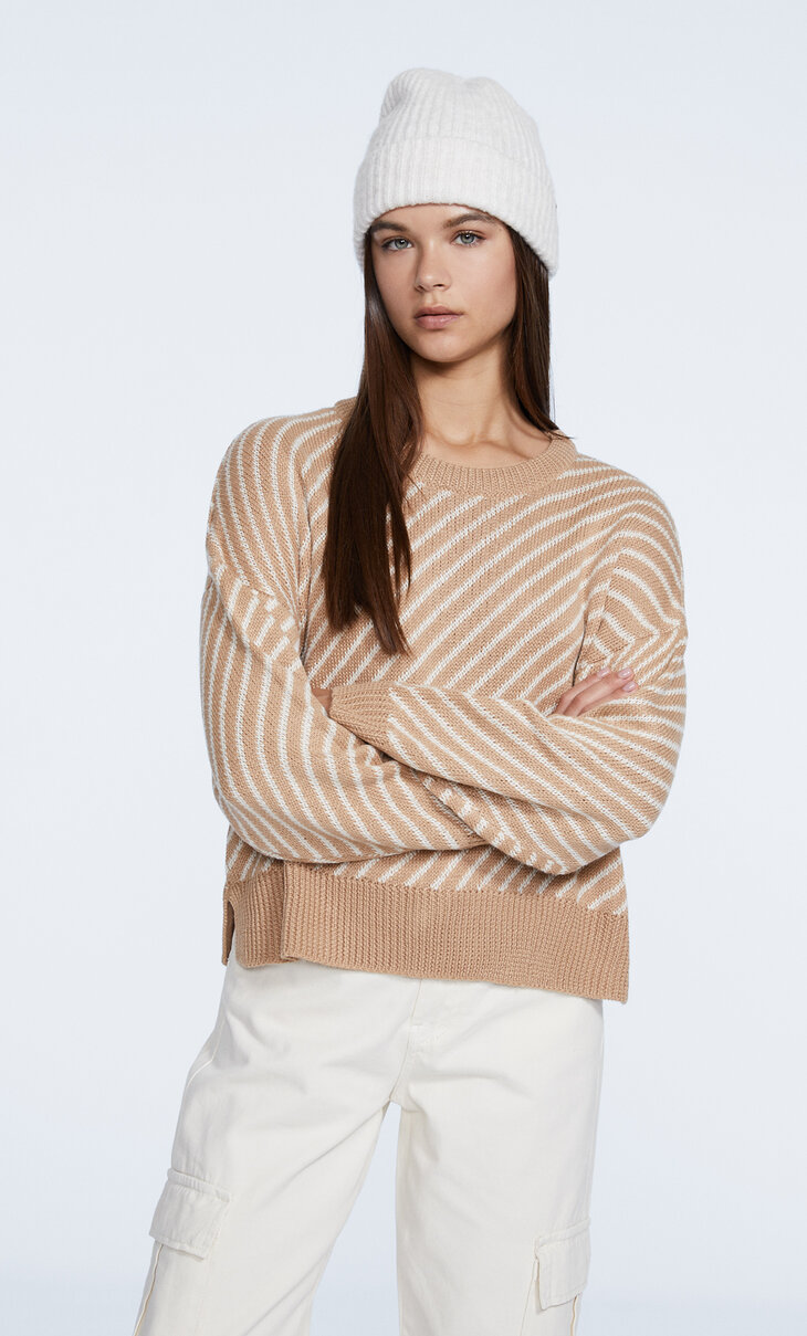 Diagonaalse triibuga sviiter