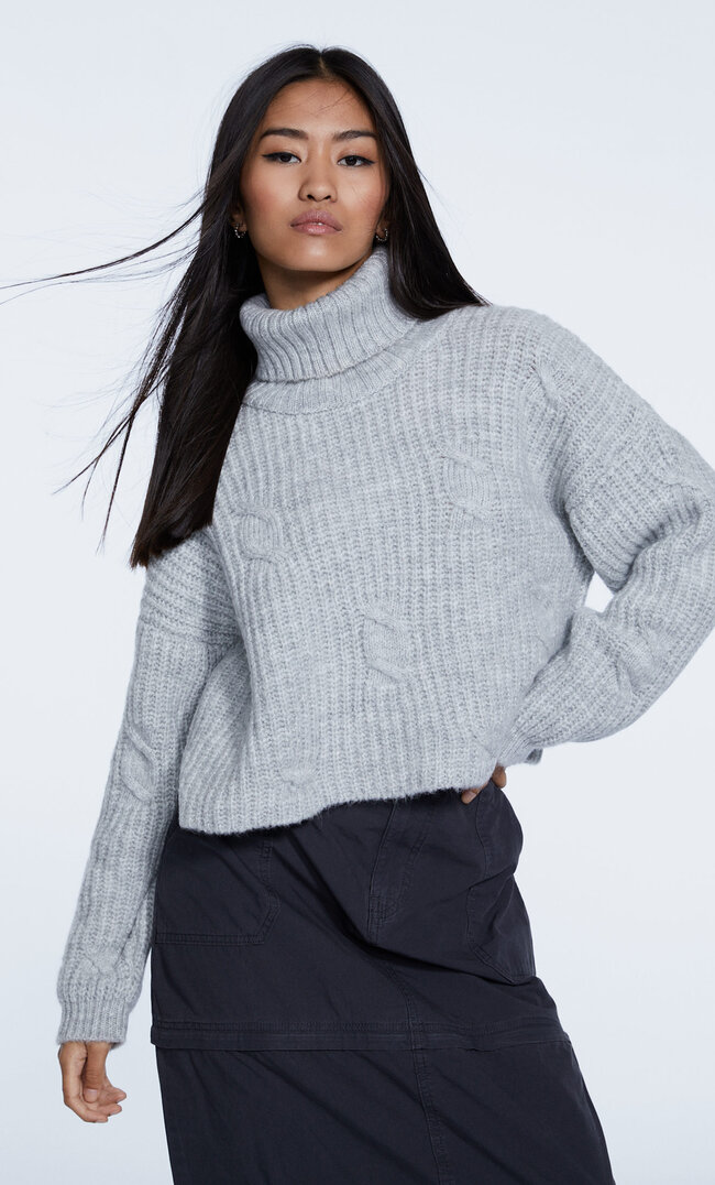 

Stradivarius Filcowany Sweter Z Warkoczowym Splotem Popielaty M