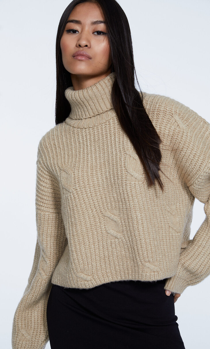 Pleten kosmat pulover z vzorcem kitk