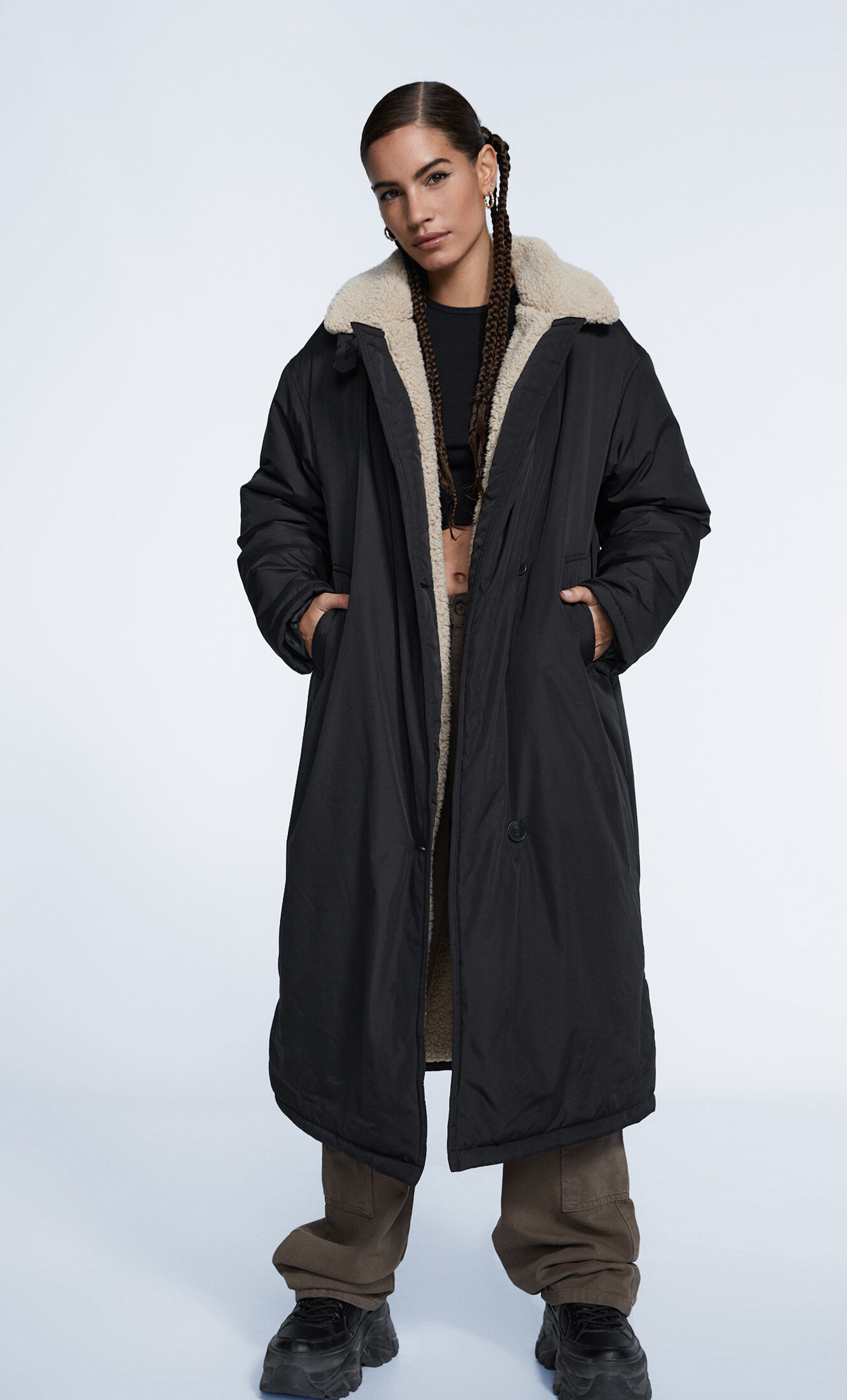 Laissez-vous séduire par ce manteau en mouton synthétique de la marque Stradivarius : parfait pour habiller votre look cet hiver !