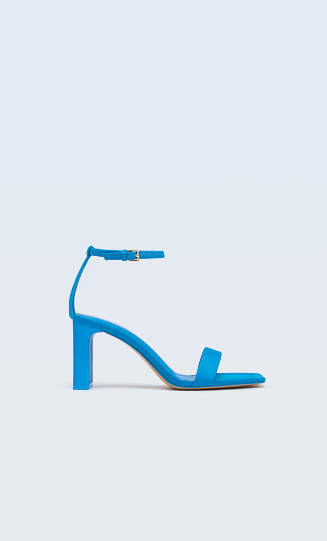 

Stradivarius Absatzsandalen Mit Gesteppten Riemchen Blau 35