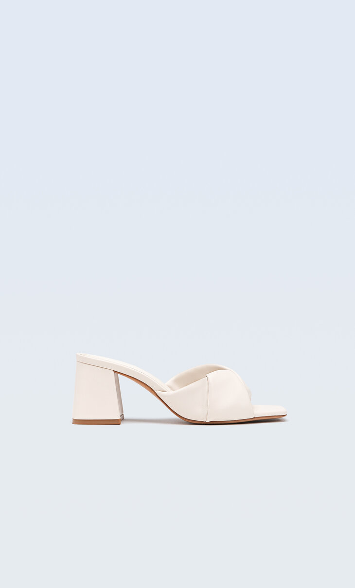 Heeled sandals with knot detail