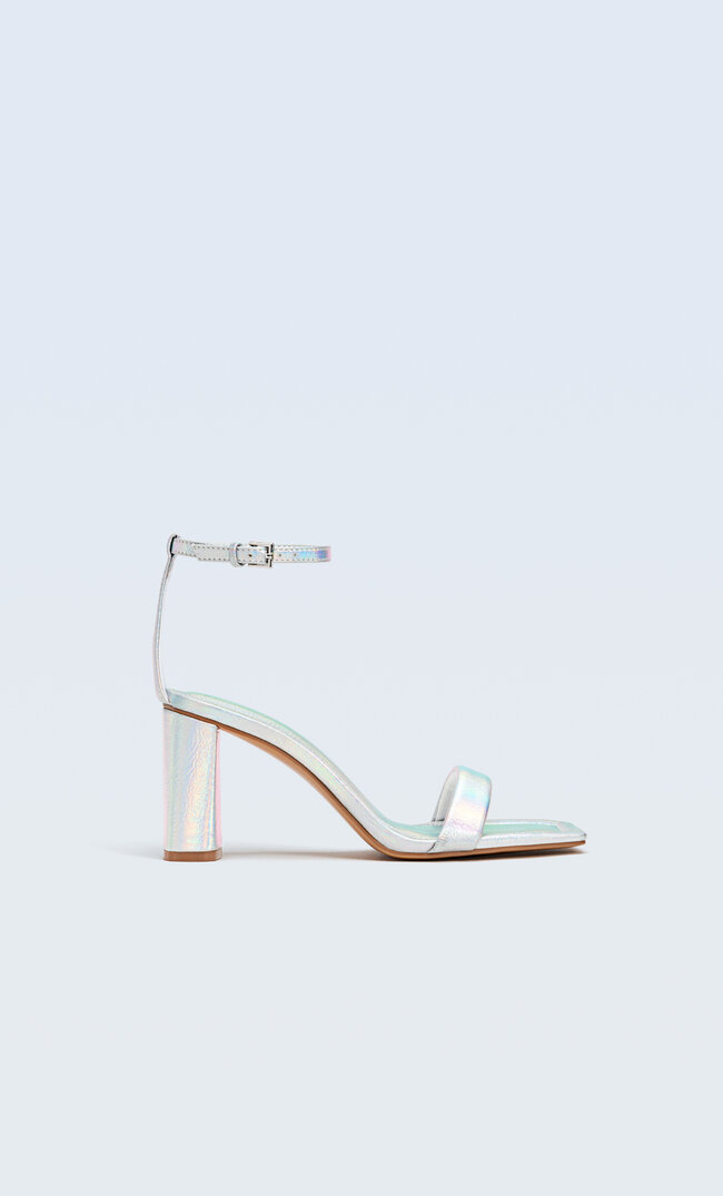 

Stradivarius Absatzsandalen Mit Gesteppten Riemchen Silber 40