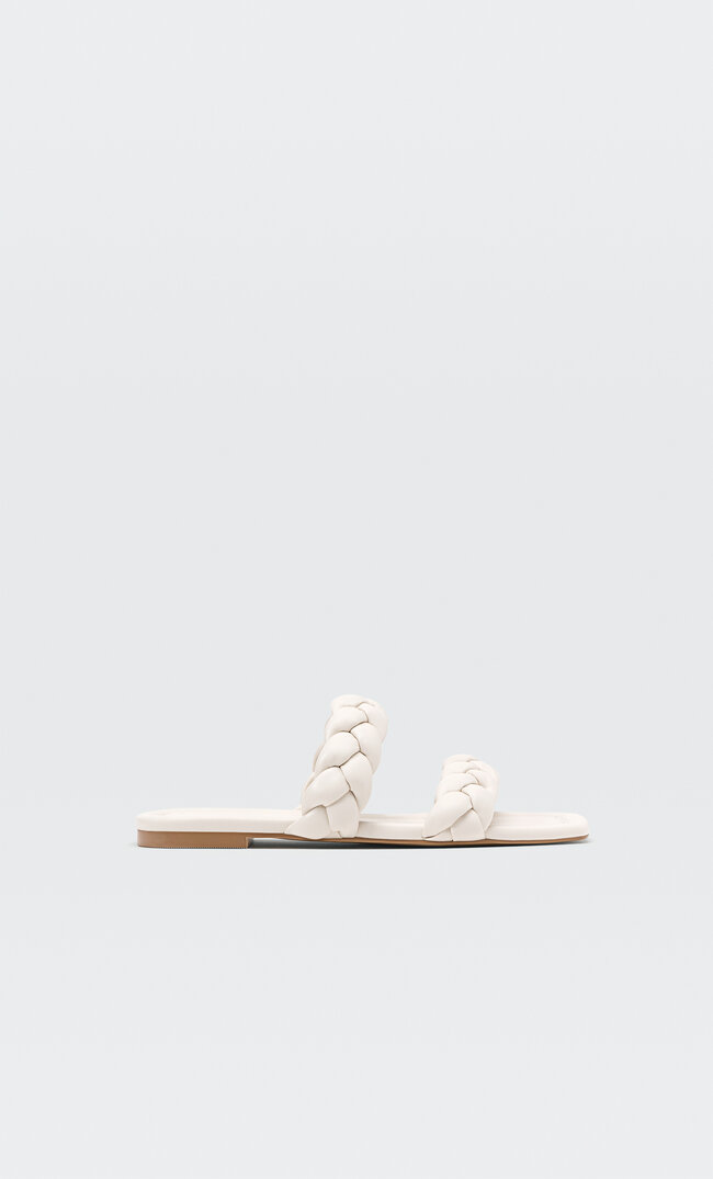 

Stradivarius Flache, Geflochtene Sandalen Natur 40