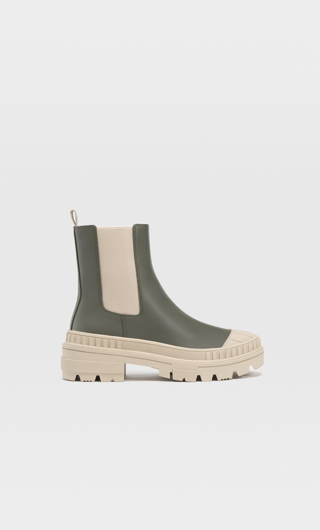

Stradivarius Flache Stiefeletten Mit Zehenpartie In Gummiertem Finish Khaki 40