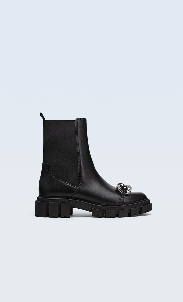 Flat Chelsea boots with chain