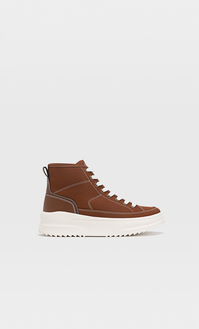

Stradivarius Hohe Sneaker Aus Stoff Lederfarben 35