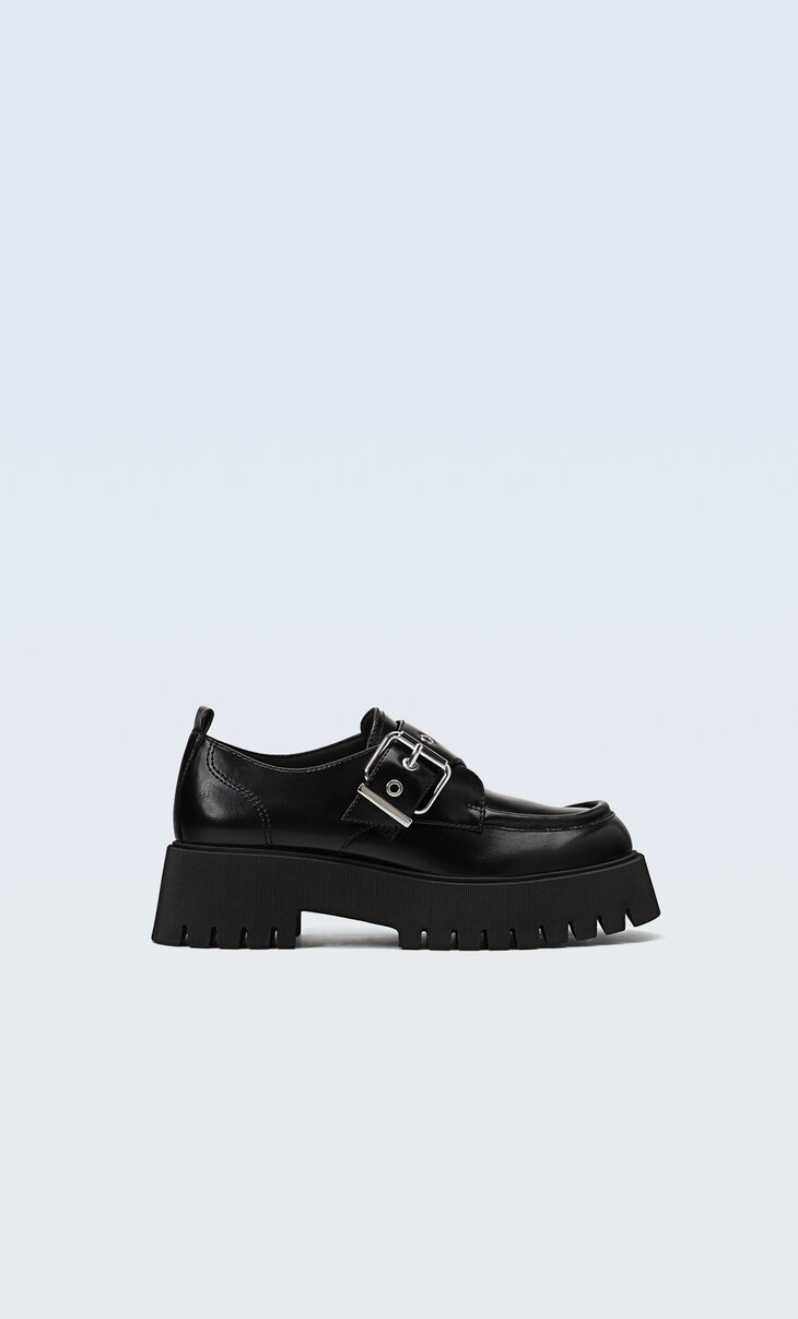 Flat shoes with buckle