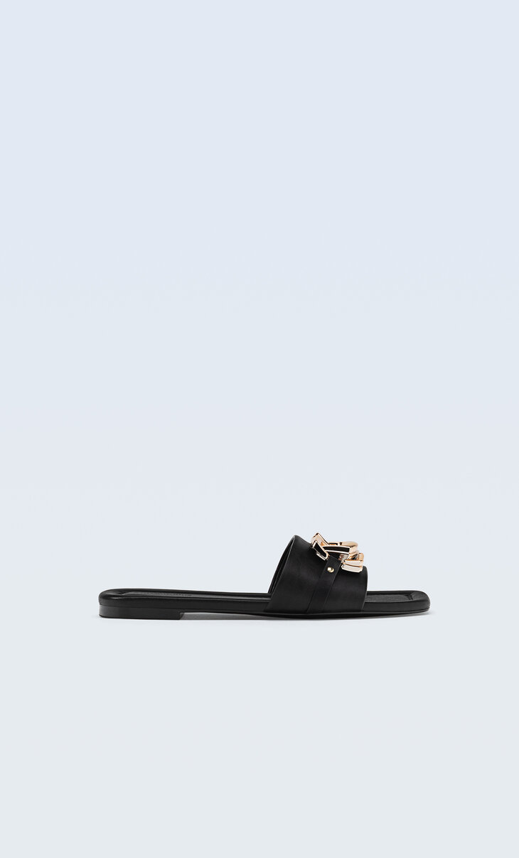 Flat sandals with link detail
