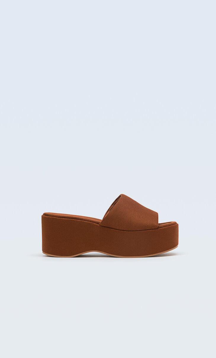 Bruine sandaal met plateauzool