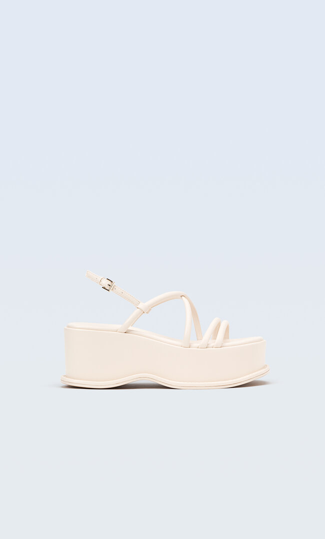 

Stradivarius Flatform-Sandalen Mit Riemen Natur 35