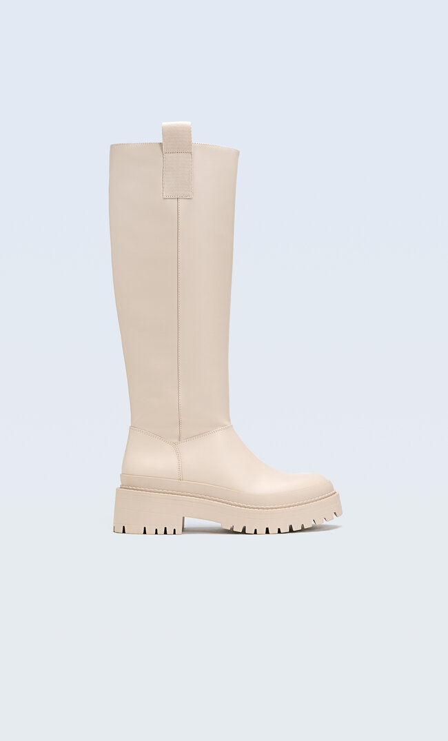 

Stradivarius Flache Stiefel Mit Gummiertem Finish Natur 38