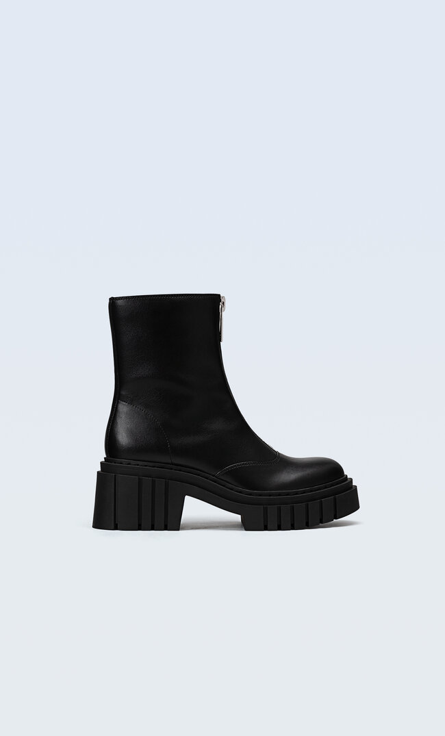 

Stradivarius Flache Stiefeletten Mit Profilsohle Schwarz 35
