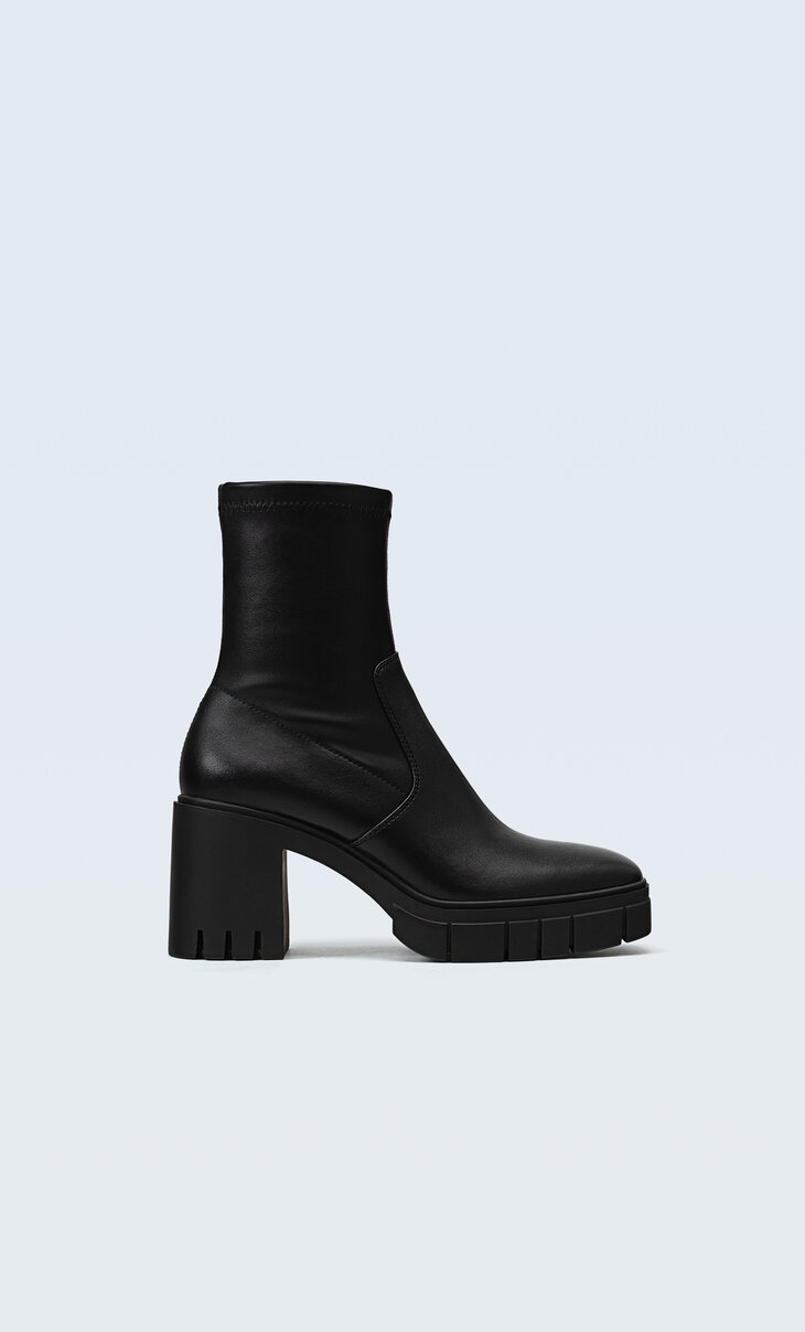 Mid-heel stretch ankle boots