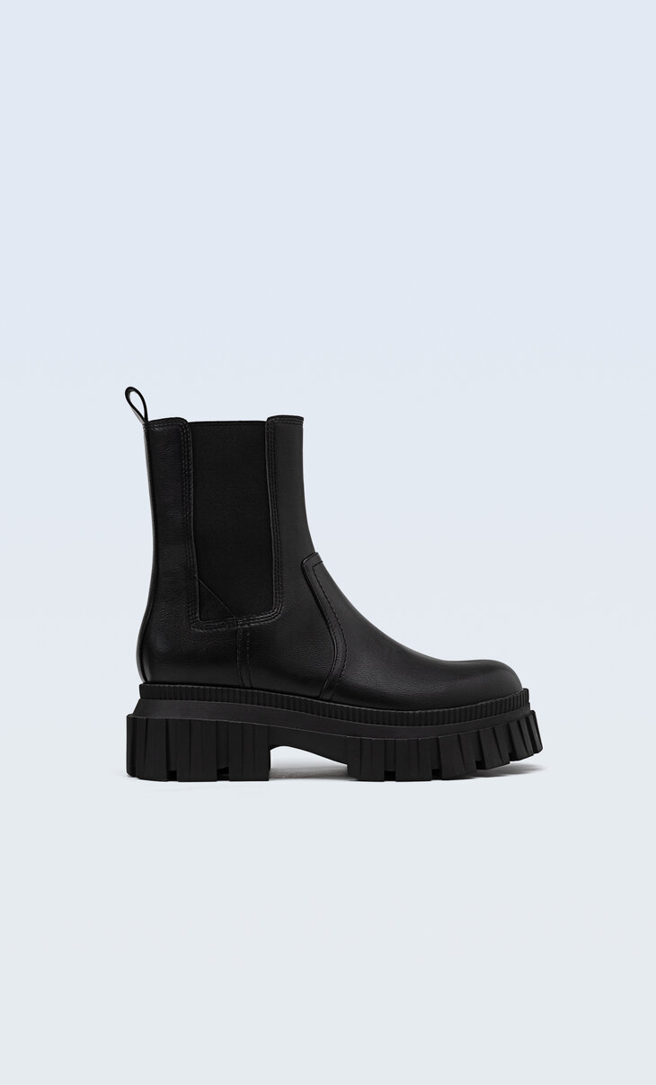 Flat elastic ankle boots with track sole