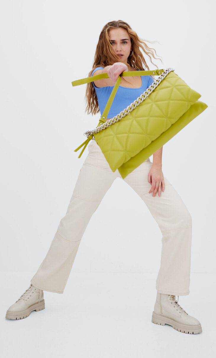 Капитонирана ръчна чанта с геометрични мотиви и дръжка тип верижка